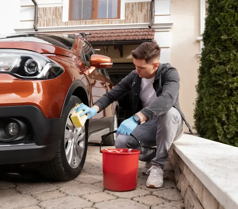 Lavage auto à domicile Mazières-en-Mauges : professionnel intervenant sur un véhicule